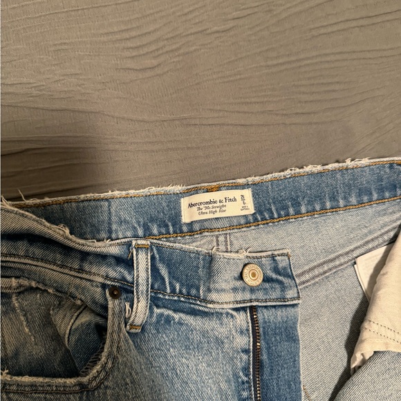 Abercrombie&Fitch Ultra High Rise 90s Straight Jean - Picture 4 of 9